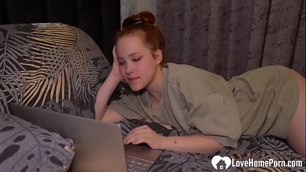 A la pelirroja guapa le gusta follar bajo la ducha