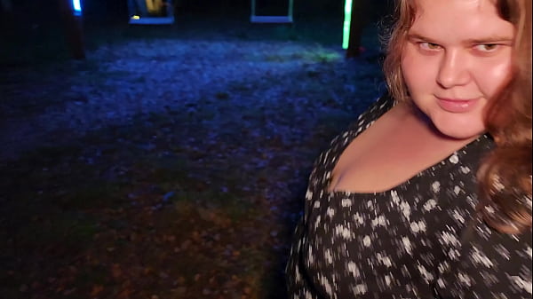 Chica gorda obediente follada en los columpios del pueblo en la boca y un culo enorme y apretado y semen en sus grandes tetas