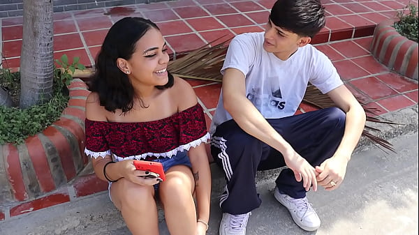 Chica llama a su hermanastro para que la visite un rato pero lo que el no sabe es que ella quiere follar con &eacute;l y esta muy caliente - porno en espanol