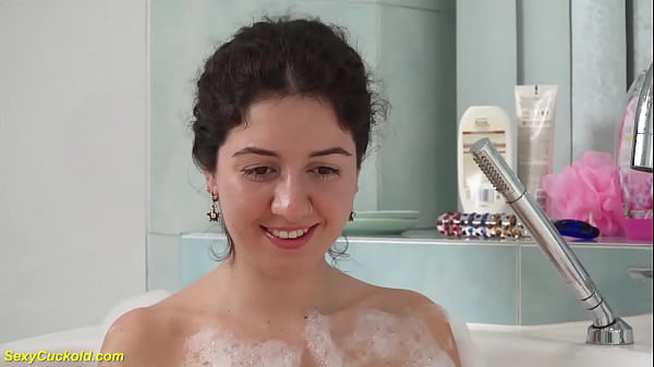 dulce pez&oacute;n perforado joven katy west jugando su apretado co&ntilde;o bajo el agua en la ba&ntilde;era de cristal