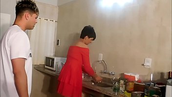 EL HIJO LE COJE EL CULO Y SE LO LLENA DE LECHE , FLOR DE COJIDA EN LA COCINA LE DA A LA MADRE