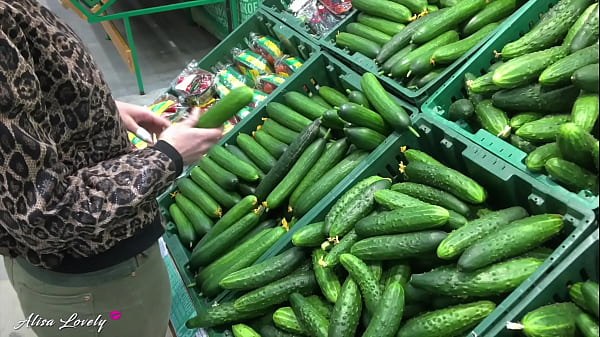 El pepino m&aacute;s grande de la tienda se follar&aacute; el co&ntilde;o mojado de mi amigo pervertido hoy - Fetish Plant Dildo Play
