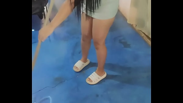 El pervertido del hermano de mi marido llego a casa y me convencio para follar, confieso que tenia muchas ganas de follar, contenido casero