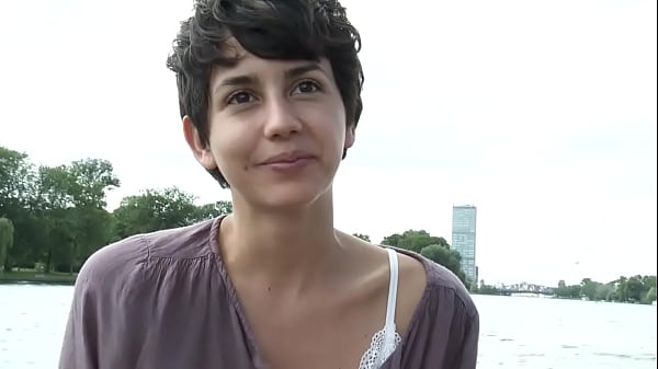 Ersties: linda chica se masturba mientras flota en un bote