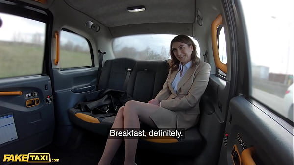 Fake Taxi Russian Babe quiere chupar la polla de los taxistas