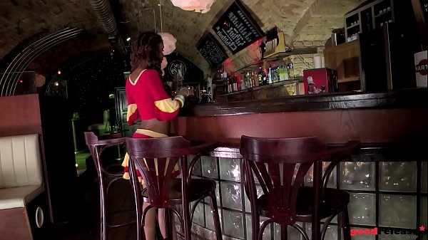 Gangbang en el bar llena el co&ntilde;o y el culo de la bella negra con curvas Katia D&eacute; Lys con 3 pollas