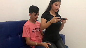 HERMANASTRO QUE HACES ? SERA QUE ME PUEDES ENSEÑAR A JUGAR ES QUE AUN NO SE, SI CLARO PERO VEN PARA ACA Y TE ENSEÑO COMO JUGAR, HERMANASTRA TIENES