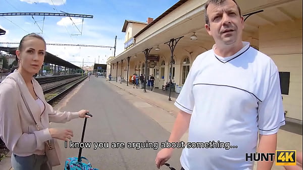 HUNT4K. Hunter se engancha con cutie en la estaci&oacute;n de tren y se la folla por dinero en efectivo