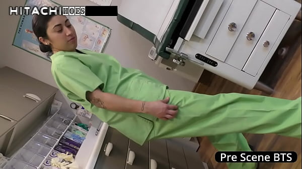 &iexcl;La traviesa asistente m&eacute;dica Jasmine Rose ingresa en secreto a la oficina del doctor Tampa para correrse con la varita Hitachi mientras est&aacute;