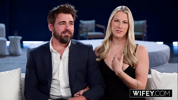 La Esposa Caliente del Campo trae su hermosa libido rubia a la gran ciudad y se convierte en un profesional de su estilo de vida. Ahora que ella y su esposo son