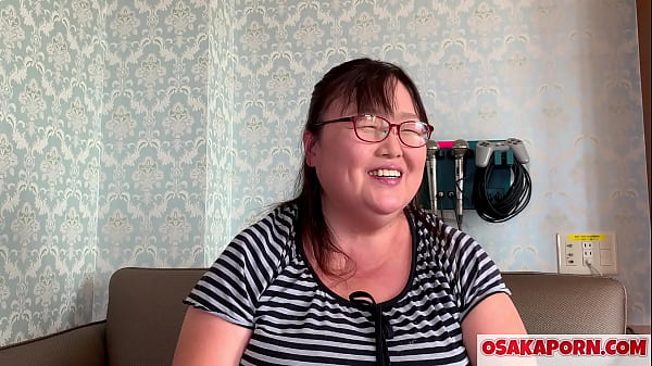 La gorda mam&aacute; japonesa muestra enormes tetas y disfruta de los juguetes sexuales. Madre asi&aacute;tica de 51 a&ntilde;os habla de su experiencia sexual.