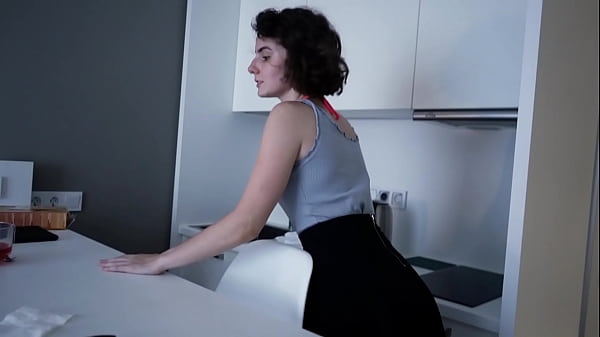 La limpieza termin&oacute; con una mamada - Vine a limpiar la habitaci&oacute;n, pero le ofrecieron dinero para una limpieza desnuda - Darcy Dark