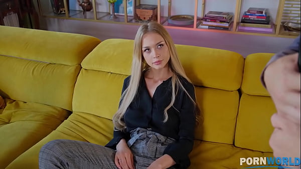 La linda rubia rusa natural Loren Strawberry se folla dos pollas simult&aacute;neamente con su co&ntilde;o y su culo curvil&iacute;neo