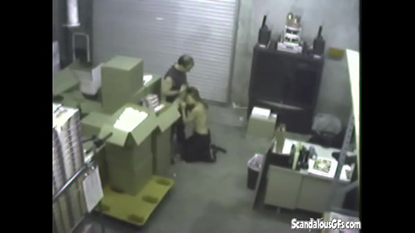 La pareja se malinterpret&oacute; y se bes&oacute;. Ella le hace una mamada al chico hasta que se corre y lo atrapan por c&aacute;mara.