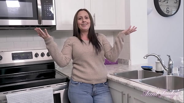 La tetona MILF Brandii Banks frota su co&ntilde;o peludo y te la chupa