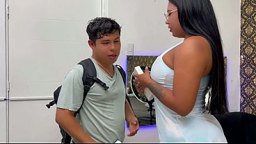 Latina Culona streamer quiere follarse a quien le regale una nueva camara