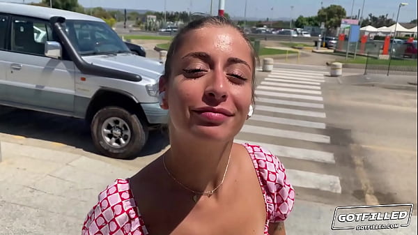 Linda italiana en forma tiene su culo arado y creampied por una gran polla