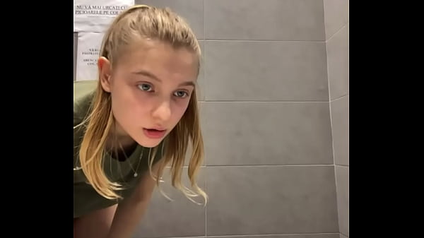 Loco Squirting en p&uacute;blico con gran polla