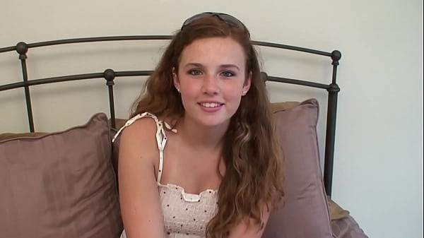 Mi a esta hermosa alumna universitaria chupar pollas en este porno amateur