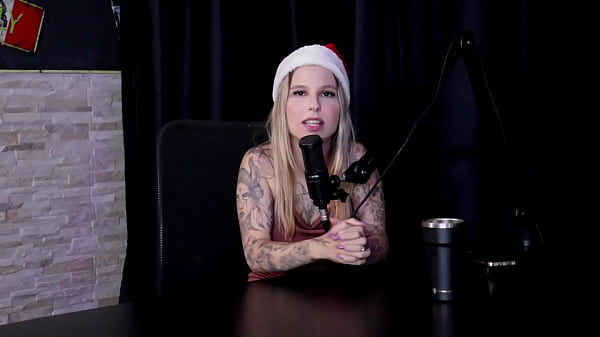 Nena caliente se masturba y se mete una polla por el culo hasta recibir una corrida despu&eacute;s de decir que las celebridades que conseguir&iacute;a de Brasil