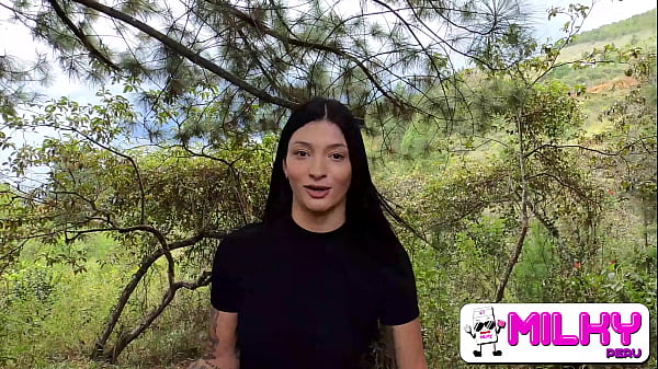 Ofreciendo dinero a chica sexy en el bosque a cambio de sexo