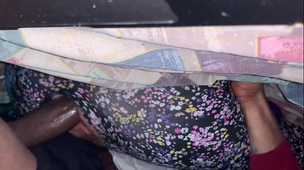 Padrastro le rompe los pantalones a su hijastra y la folla duro