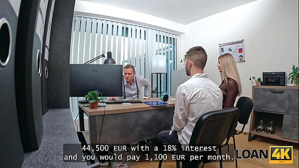 PR&Eacute;STAMO4K. Esposa checa presume sus grandes tetas en el banco.