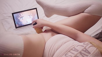 Rubia joven con curvas no puede dejar de ver hentai