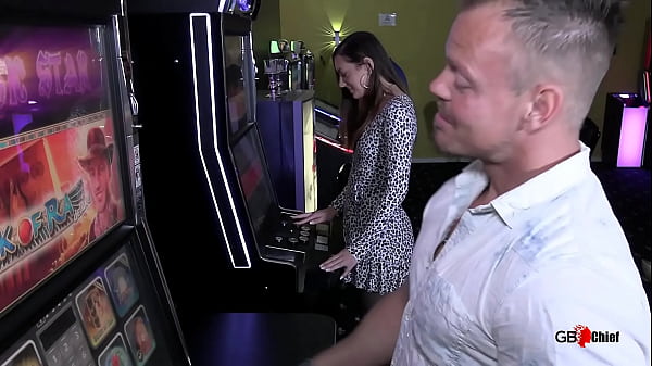 Sesi&oacute;n de mamada con blowbang p&uacute;blico, chica delgada en casino por dinero