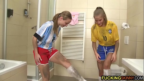 Tr&iacute;o con dos nenas flacas y calientes despu&eacute;s del mundial