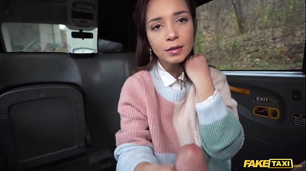 Un joven estudiante checo arruinado se folla a un taxista para pagar la matr&iacute;cula